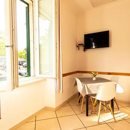 Le Petit, Near Theatre & Apartment *