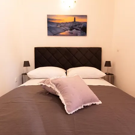 Le Petit, Near Theatre & Apartamento *