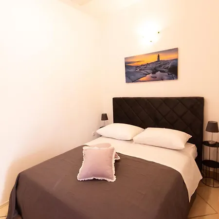 Le Petit, Near Theatre & Apartamento