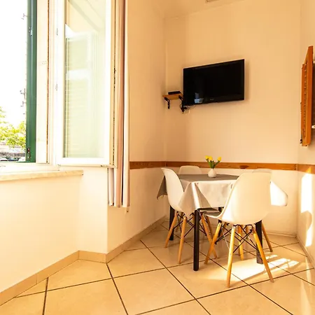 Le Petit, Near Theatre & Apartman *